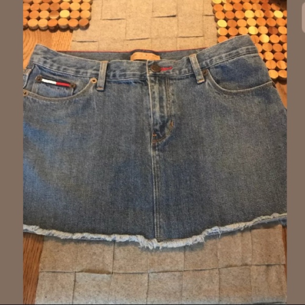 Tommy Hilfiger Women’s Frayed Hem Mini Jean skirt